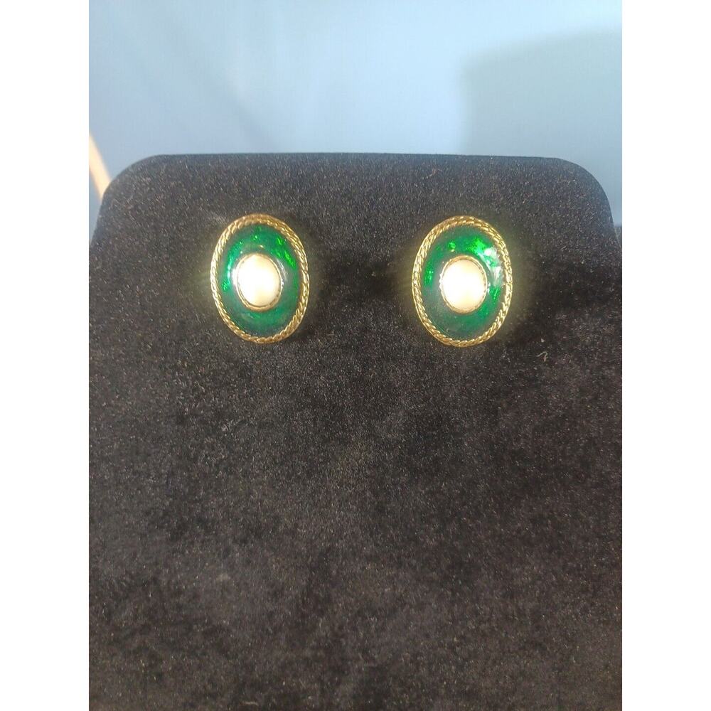 Vintage Green Enameled Faux White Pearl Pierced Round Golden Toned Earring - Picture 2 of 7